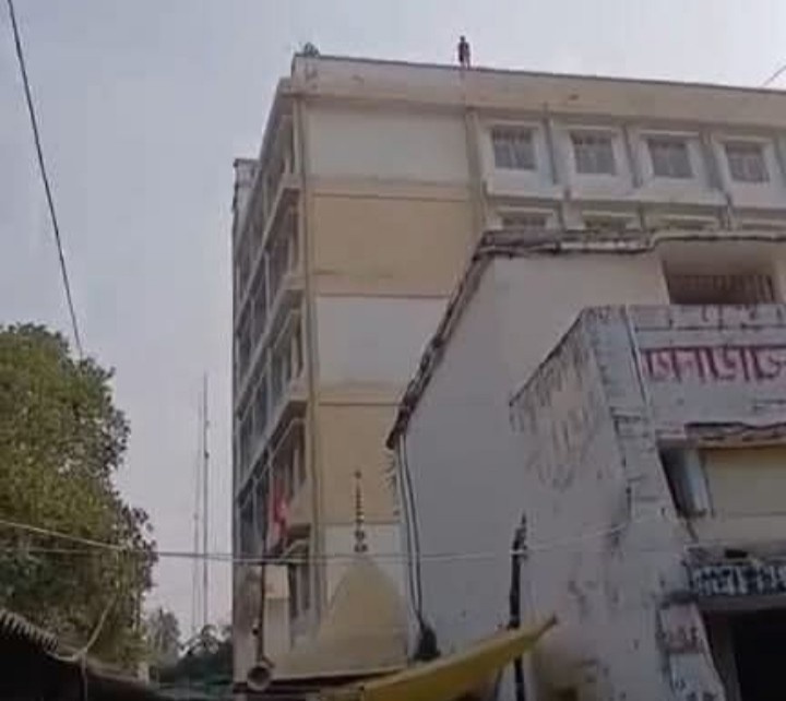 Gopalganj girl climbs building
