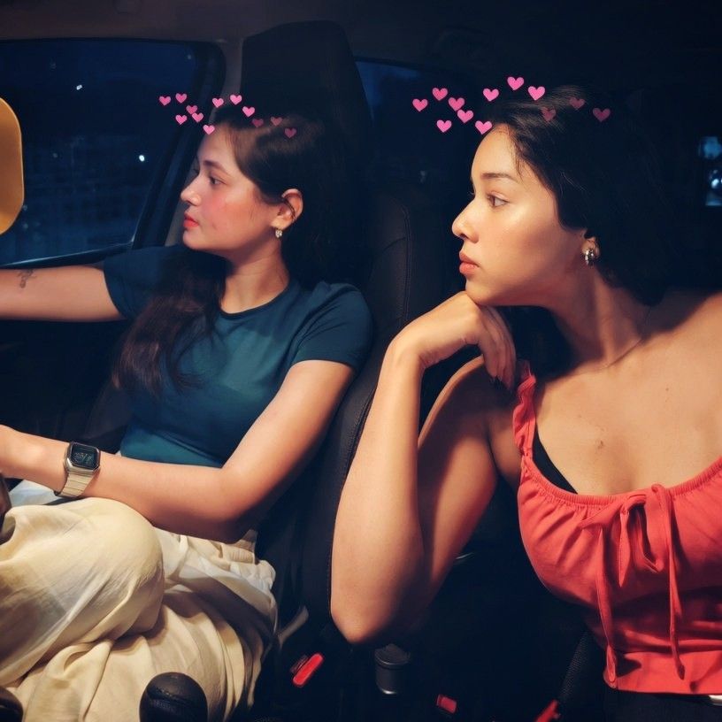 दोनों लड़कीया कार मे वीडियो बनाती - img